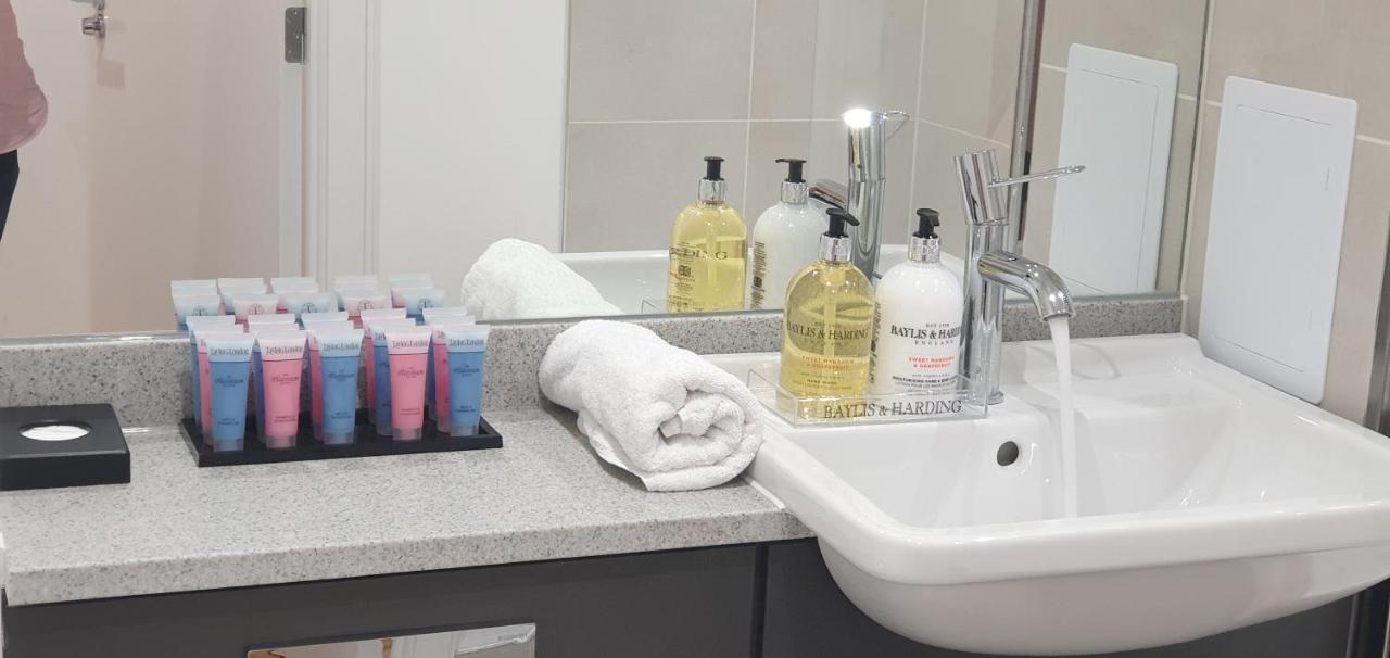 Garland Modern 3 Bedroom House Westfield - Stratford * Londra