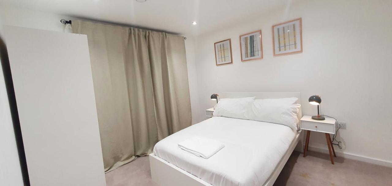 Garland Modern 3 Bedroom House Westfield - Stratford * Londra