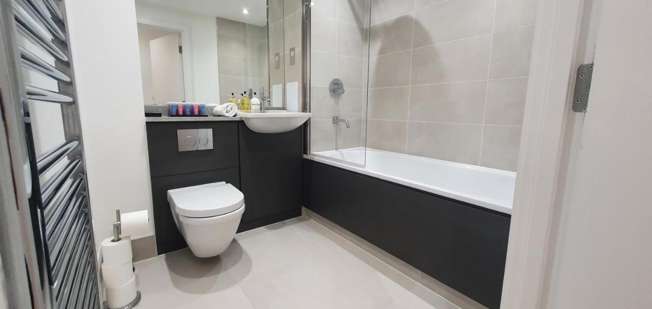 Garland Modern 3 Bedroom House Westfield - Stratford * Londra