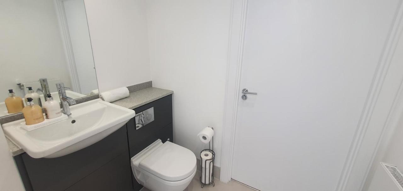 Garland Modern 3 Bedroom House Westfield - Stratford * Londra