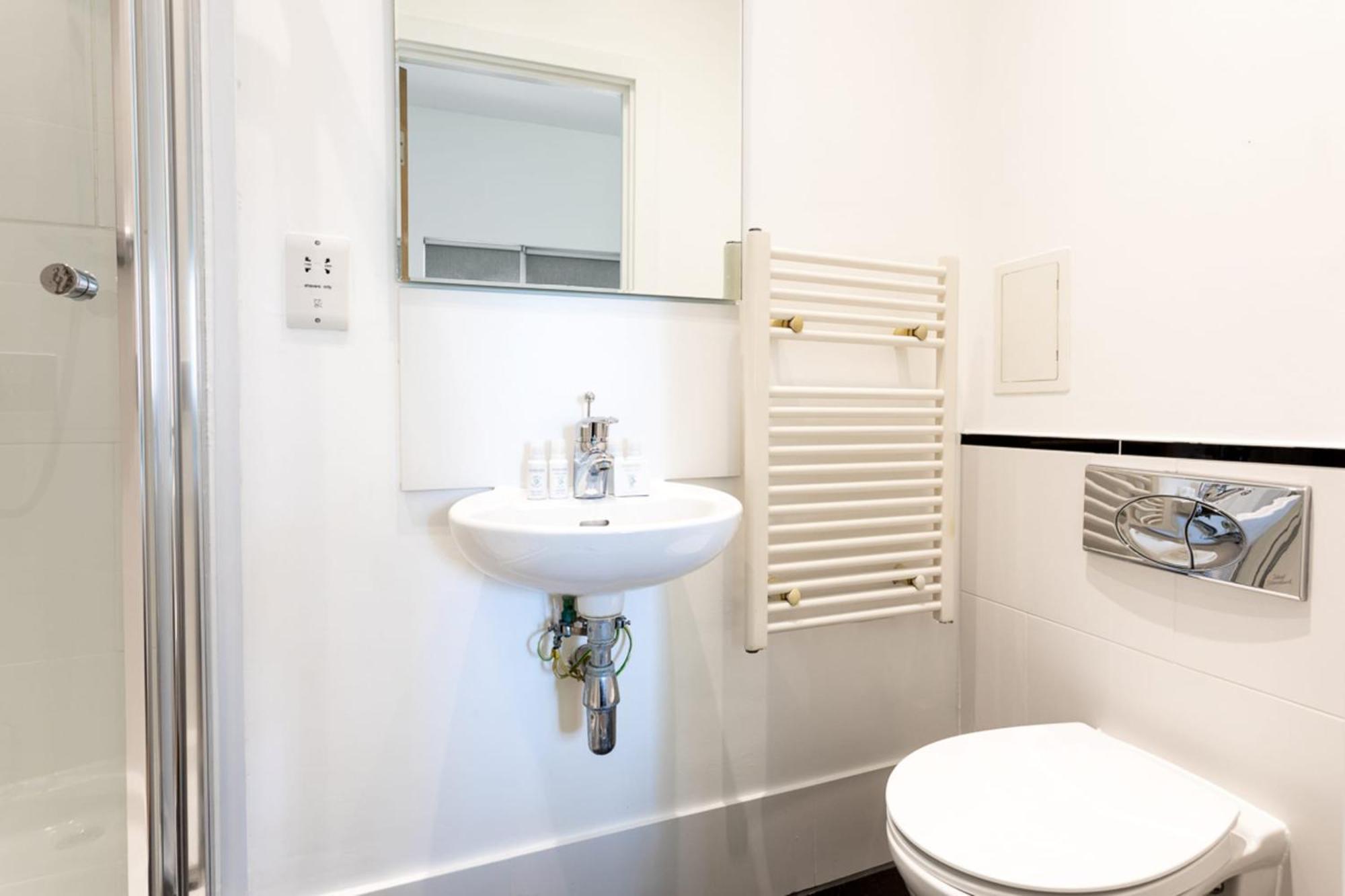 Bright & Comfortable Angel Apartment