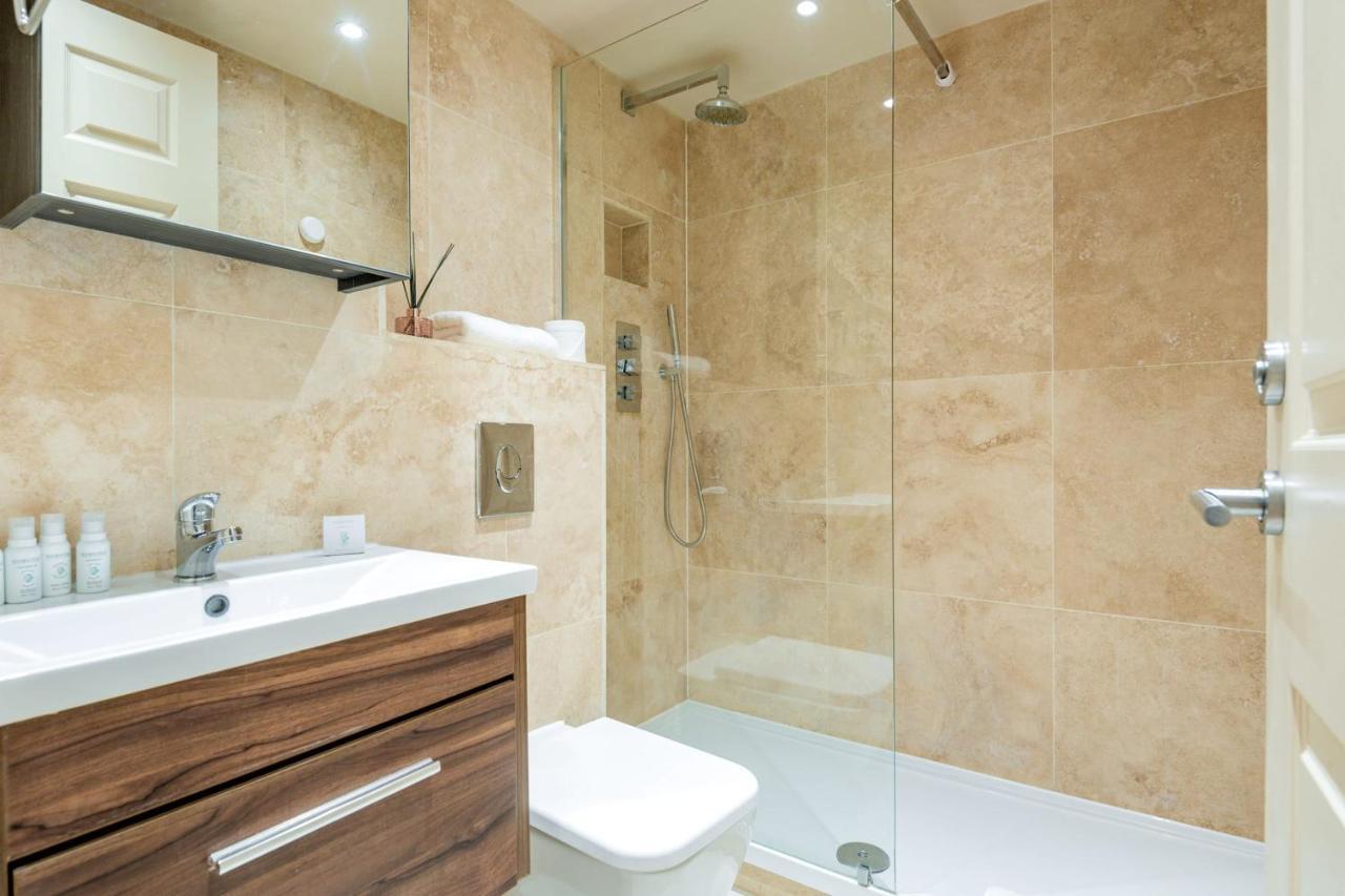 Stunning 3-bedroom In The Heart Of With Parking-hosted By Sweetstay Lejlighed London