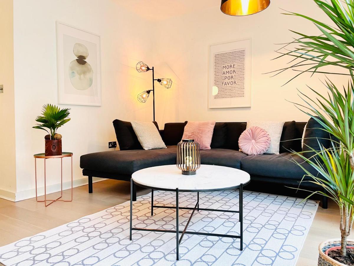 Semesterbostad Olympic Family Home, With Own Garden Bliss *