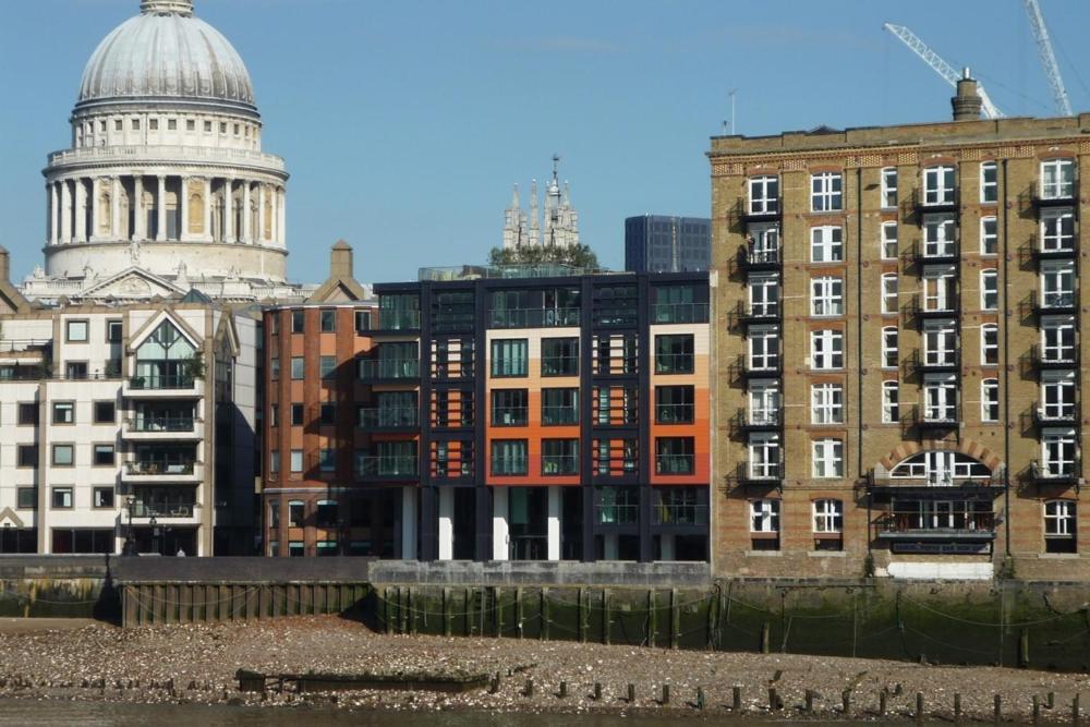 Modern In By River Thames * Londen