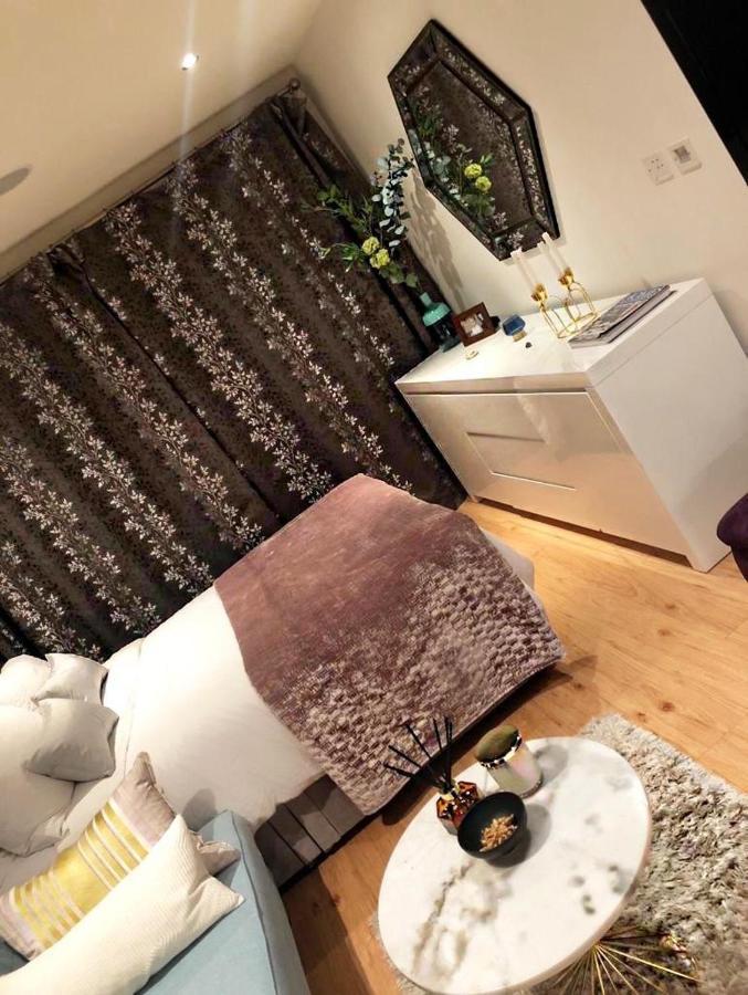 Luxury Chelsea Harbor Studio * London