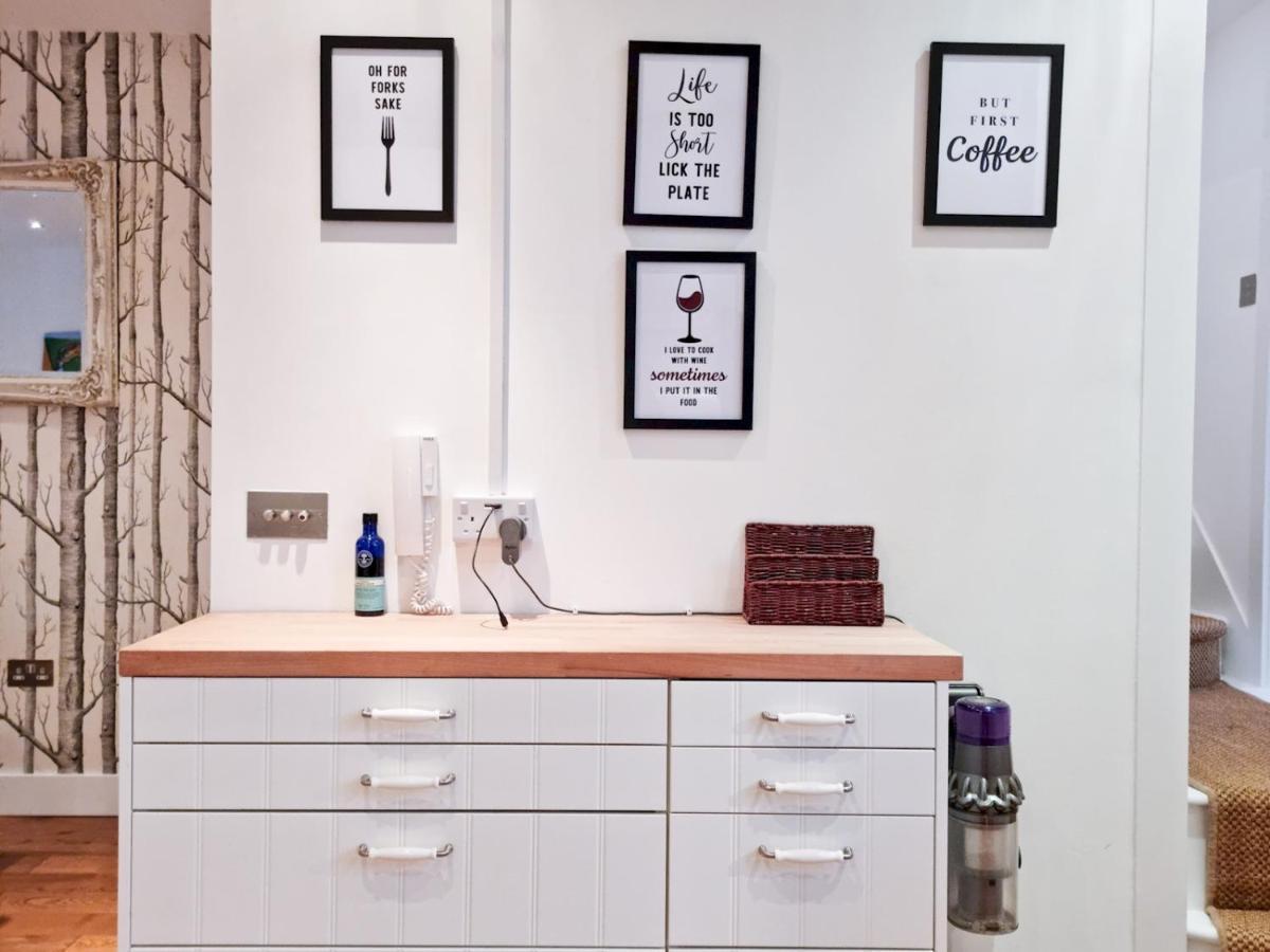 Pass The Keys Family Friendly 2 Bedroom Gem In Shepherd's Bush Apartment *