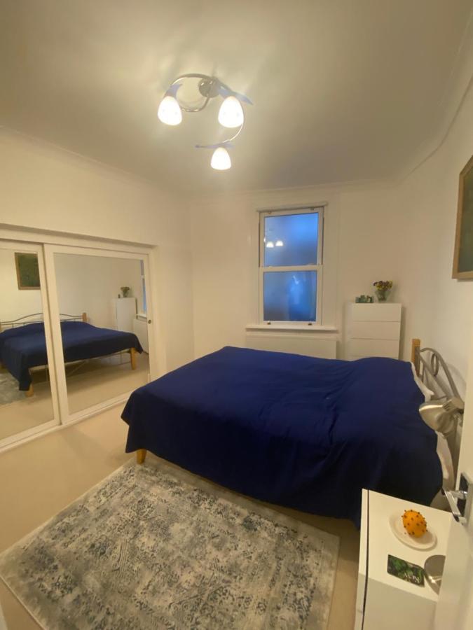 Lovely Entire 1 Bedroom Flat With Patio In Chiswick Superb Location * London