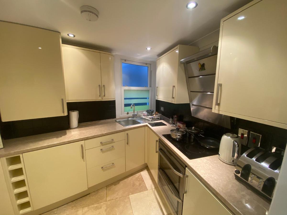 Lovely Entire 1 Bedroom Flat With Patio In Chiswick Superb Location Lägenhet *
