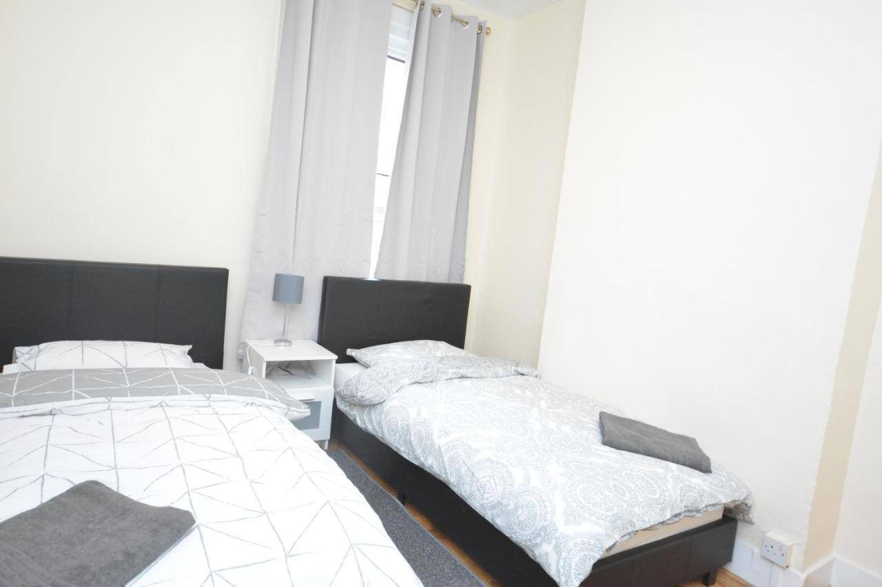 Vakantiehuis Cheerful 4 Bedroom House In Greater *
