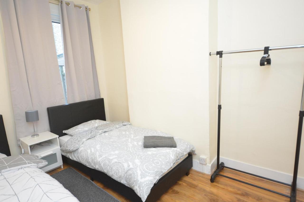 Vakantiehuis Cheerful 4 Bedroom House In Greater *