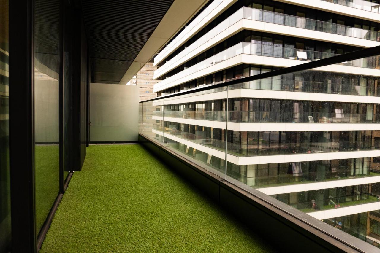 Luxury Balcony Apartment, Canary Wharf *