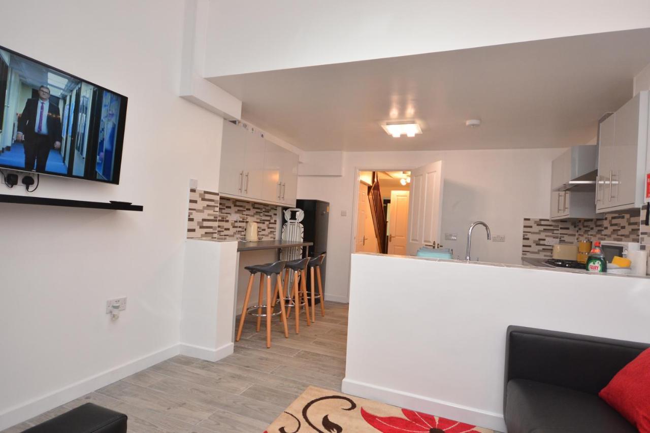 Newly Refurbished 3 Bedroom House * Londen