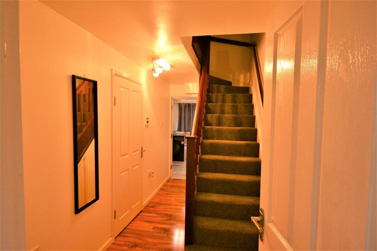Newly Refurbished 3 Bedroom House Lägenhet