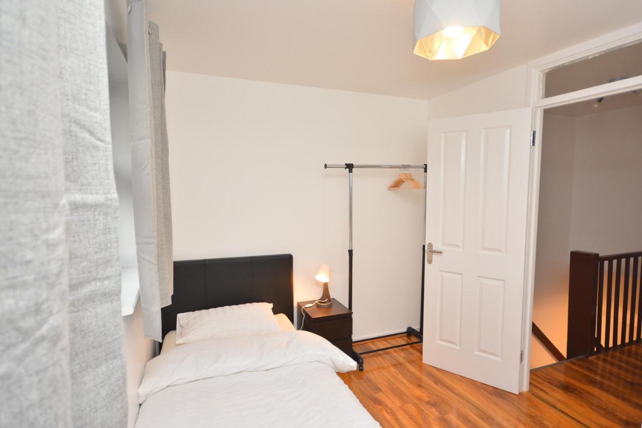 Newly Refurbished 3 Bedroom House * Londen