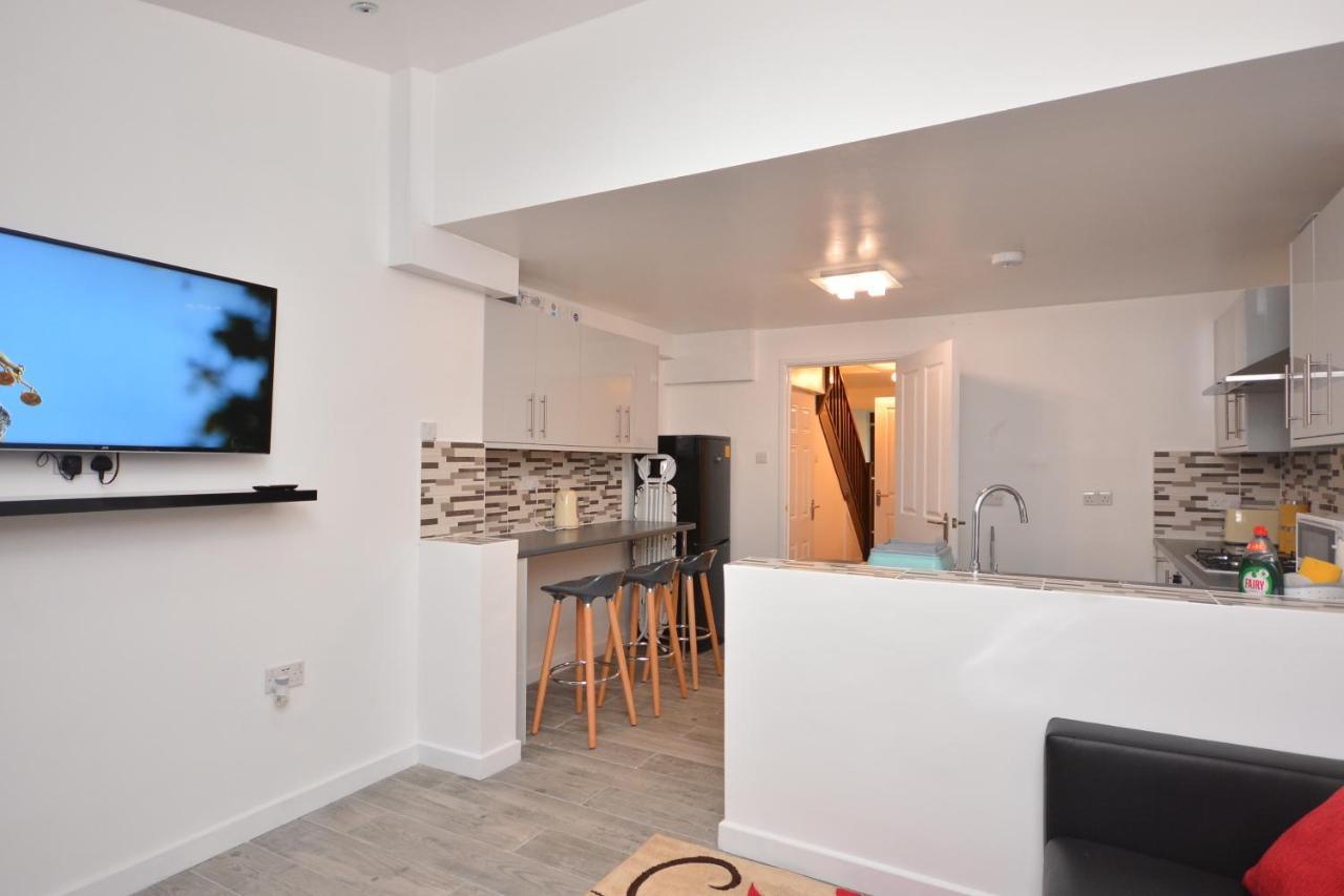Newly Refurbished 3 Bedroom House * Londen