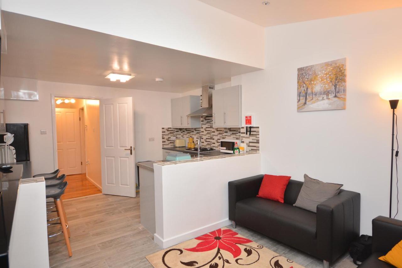 Newly Refurbished 3 Bedroom House Lägenhet