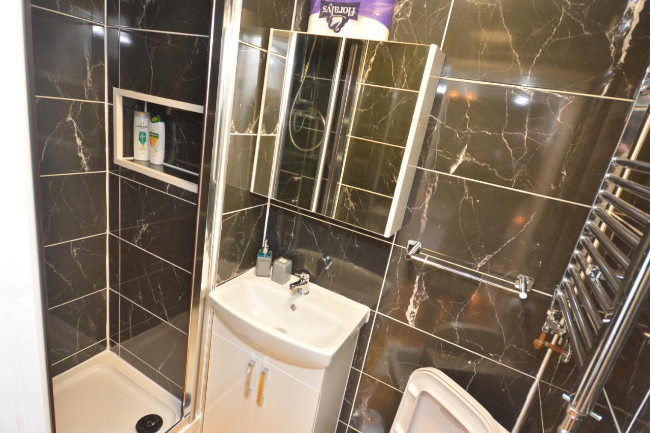 Newly Refurbished 3 Bedroom House Londen