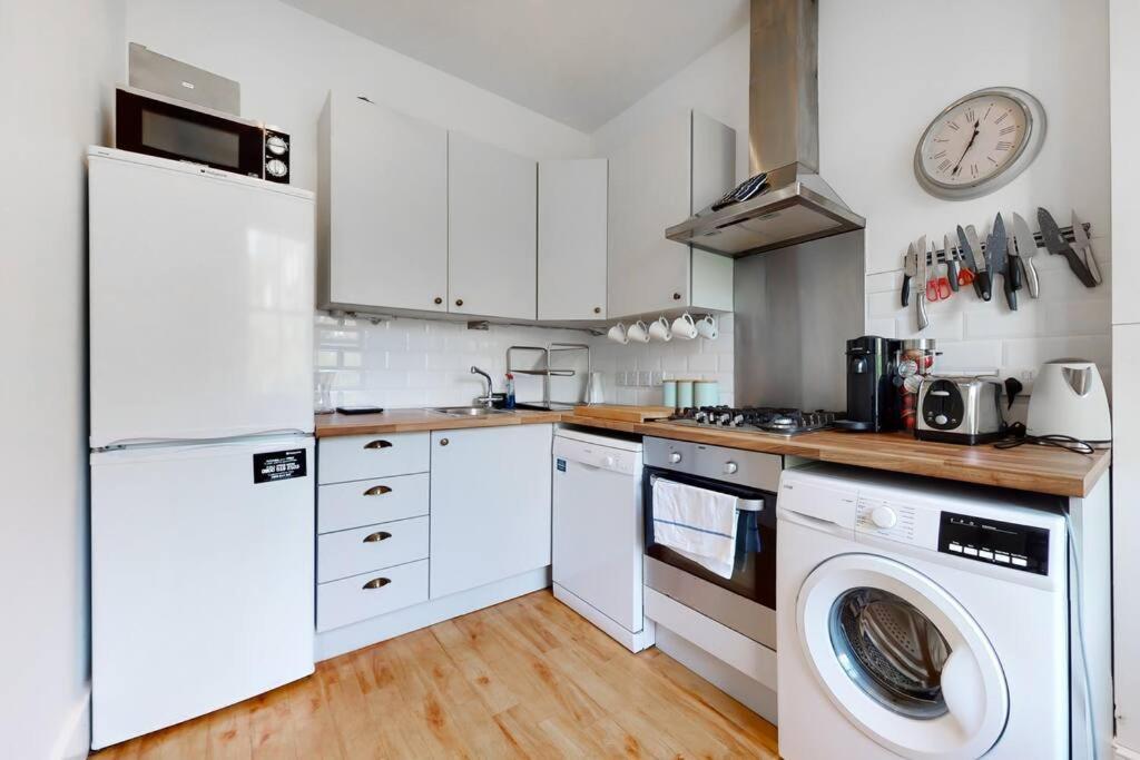 Superb 2 Bed Flat Next To Clapham South Station London