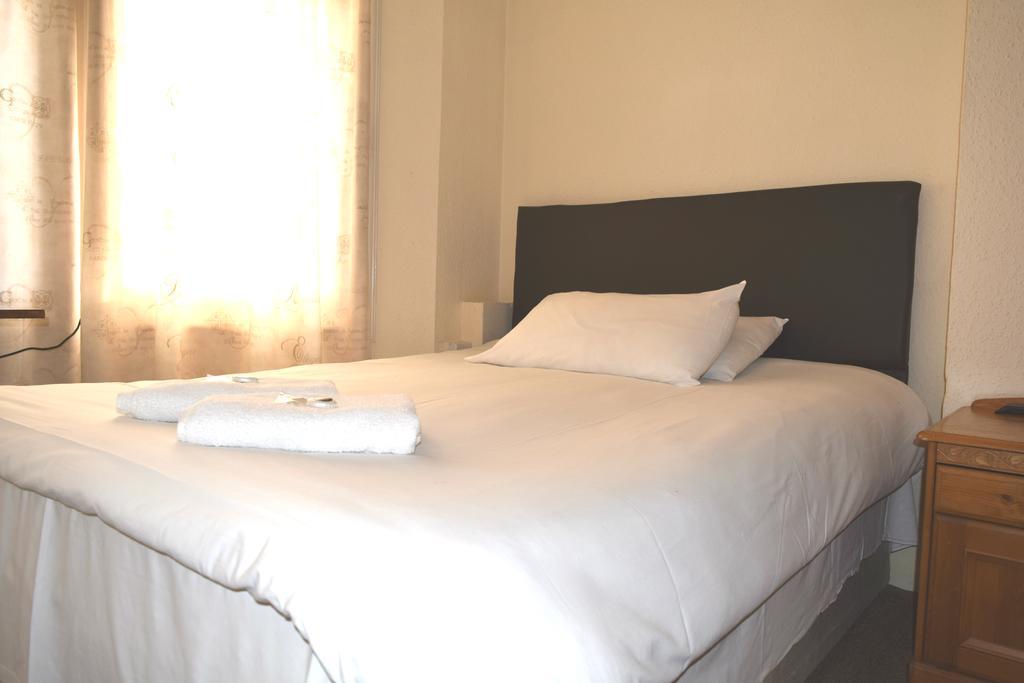 Charlie Hotell 2*