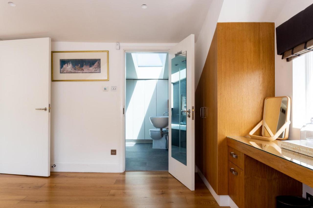 New Stunning 5bd Mews House Hébergement de vacances Londres
