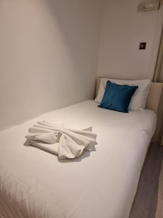 F2- Basement Fits 1 Near Paddington * Londra