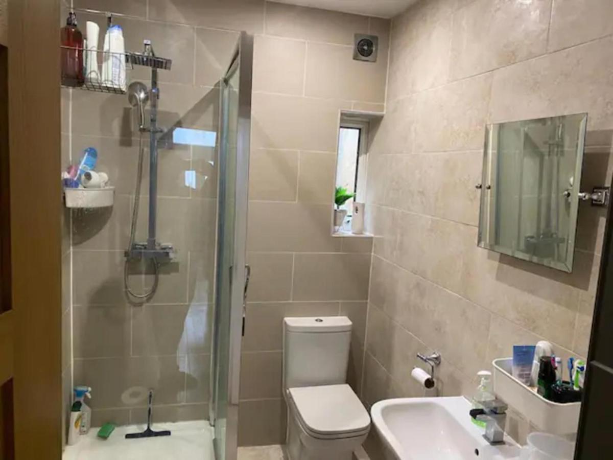 Semesterbostad Modern 5 Bedroom Family House - 18 Mins To Station London