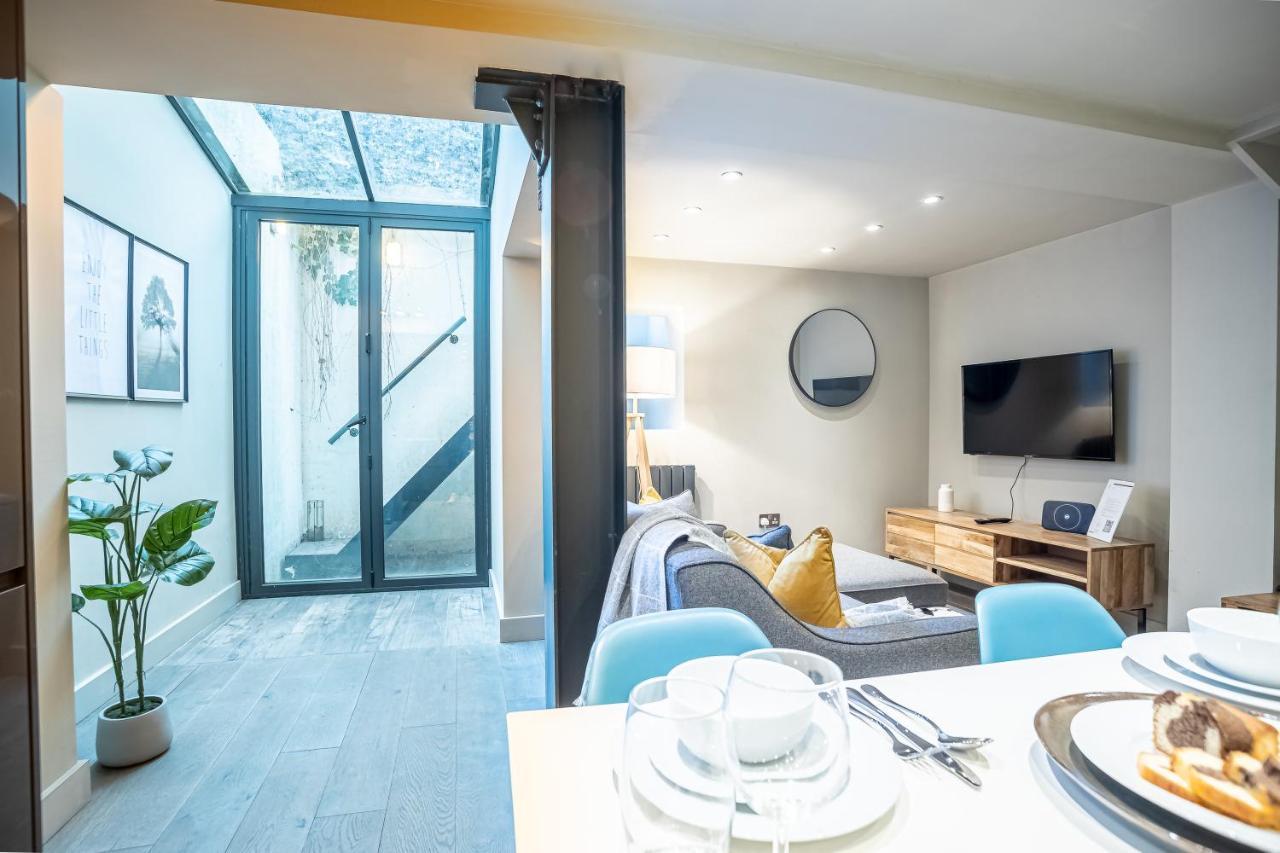 Appartamento Modern Two Bedroom In Fulham By Sojo Londra
