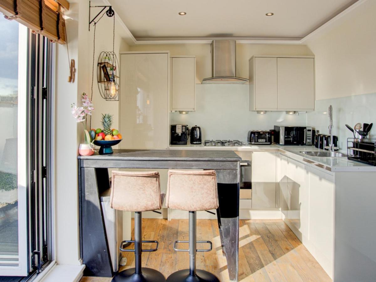 Pass The Keys Lovely 2-bedroom Flat With Balcony And Great Views Appartement