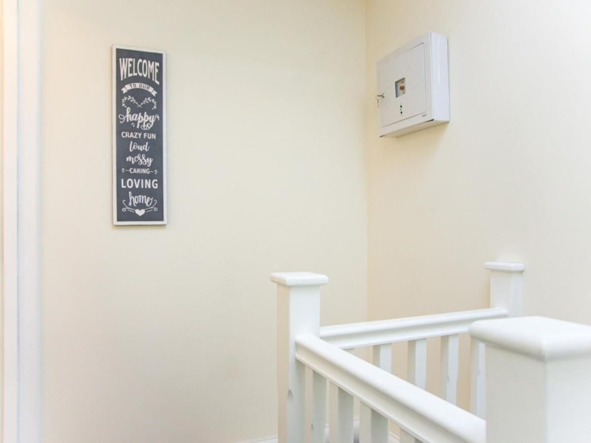 Pass The Keys Lovely 2-bedroom Flat With Balcony And Great Views Appartement *