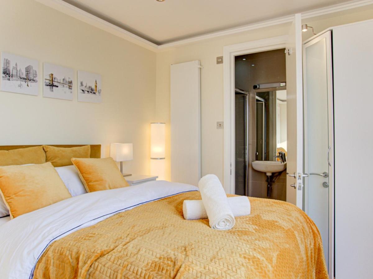 Pass The Keys Lovely 2-bedroom Flat With Balcony And Great Views Appartement