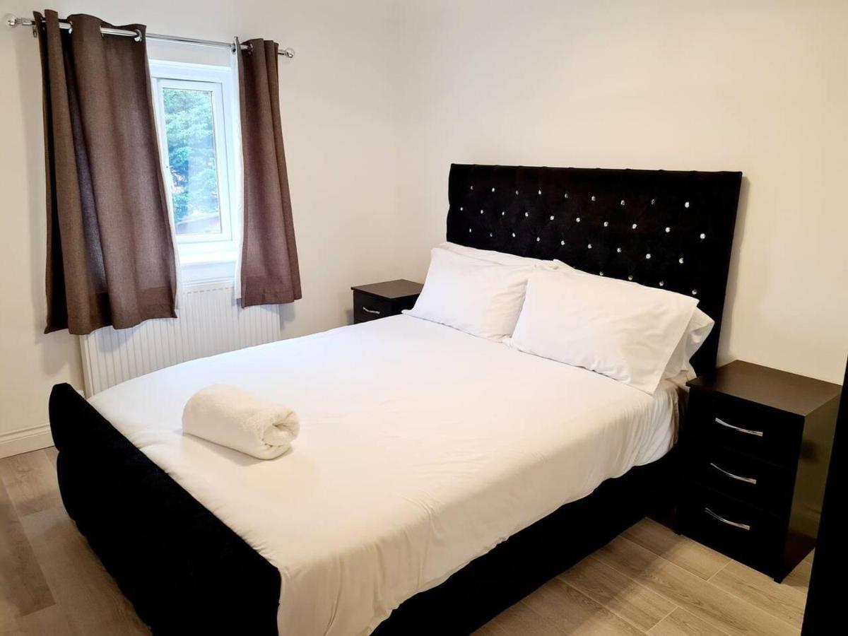 Modern & Spacious - Walk To Excel- Parking Semesterbostad *