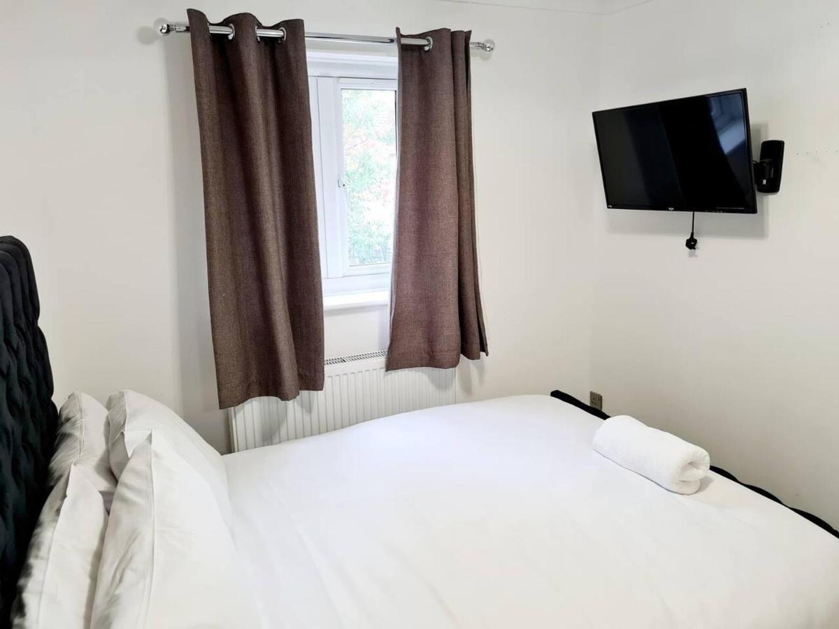 Modern & Spacious - Walk To Excel- Parking Semesterbostad London
