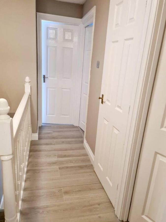 Modern & Spacious - Walk To Excel- Parking Semesterbostad London