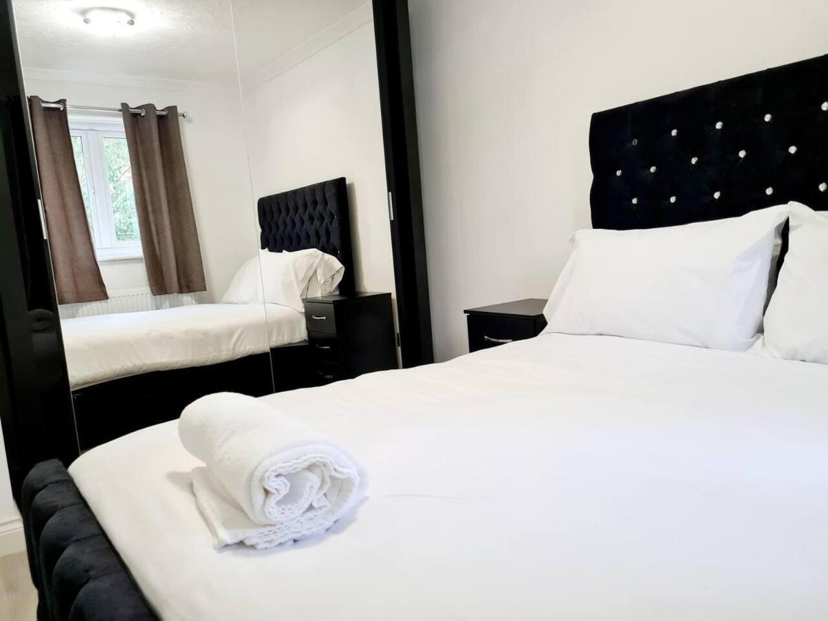Modern & Spacious - Walk To Excel- Parking Semesterbostad London