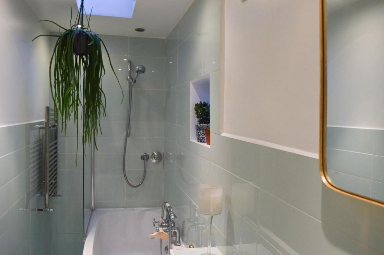 Stylish And Spacious With Terrace Leilighet London