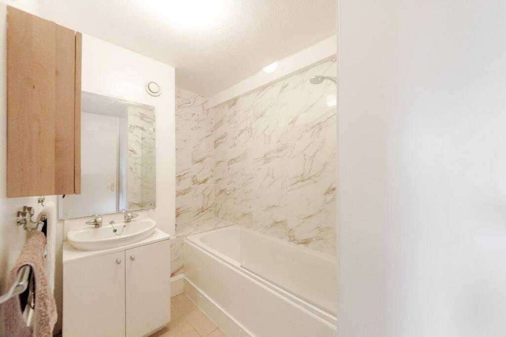 Lägenhet Spacious Two Double Bedroom Flat London