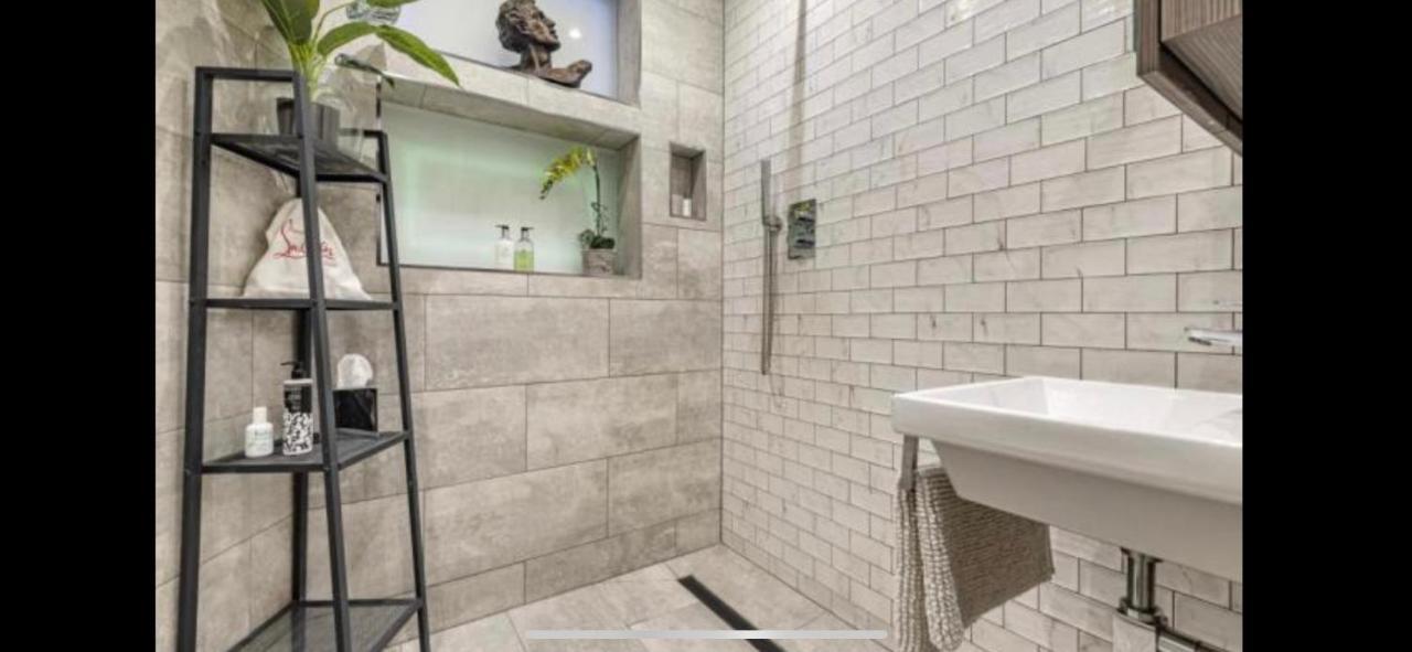 Shad Thames Pied-A-Terre Exquisite Historic Warehouse Air Conditioning Private Parking Garden & Balcony Next To Shard With Views Londen