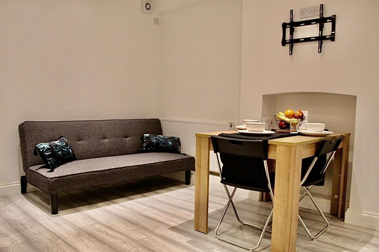 Lovely 3 Bed Spacious Flat In Apartment London