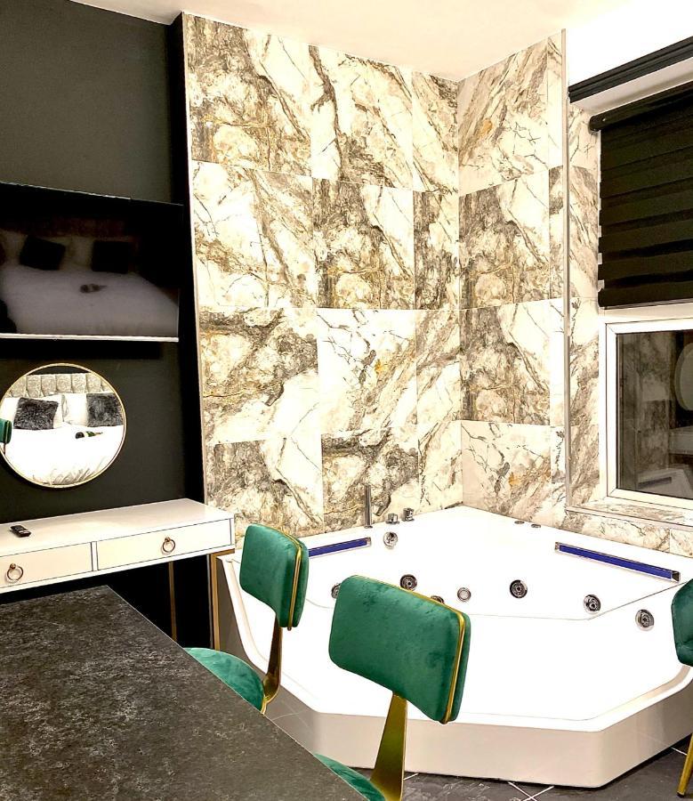 Duke And Duchess And - Private In Hot Tub Aparthotel *