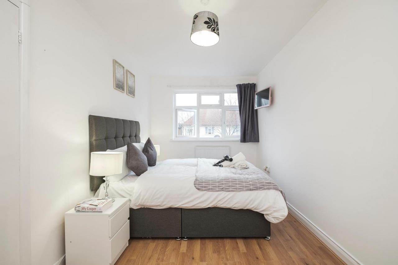 Spacious 3 Bed 1 Bath Hse W Guest Toilet W Parking Near Excel - E16 London