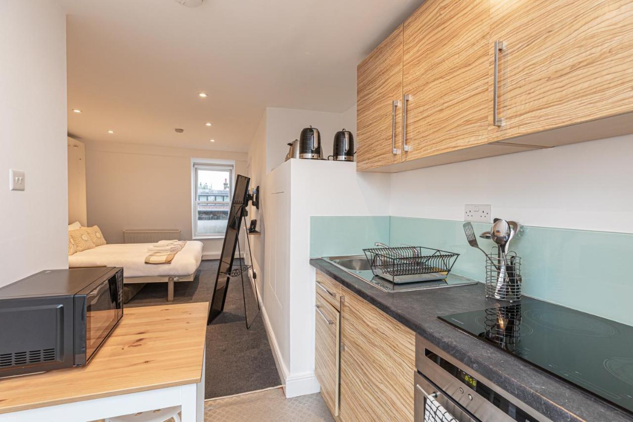 Modern Studio Flat With Balcony On The King's Road In Chelsea, *