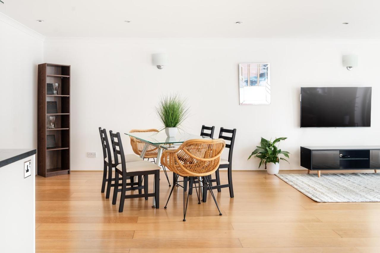 Appartement Riverside Two Bedroom In Canary Wharf *