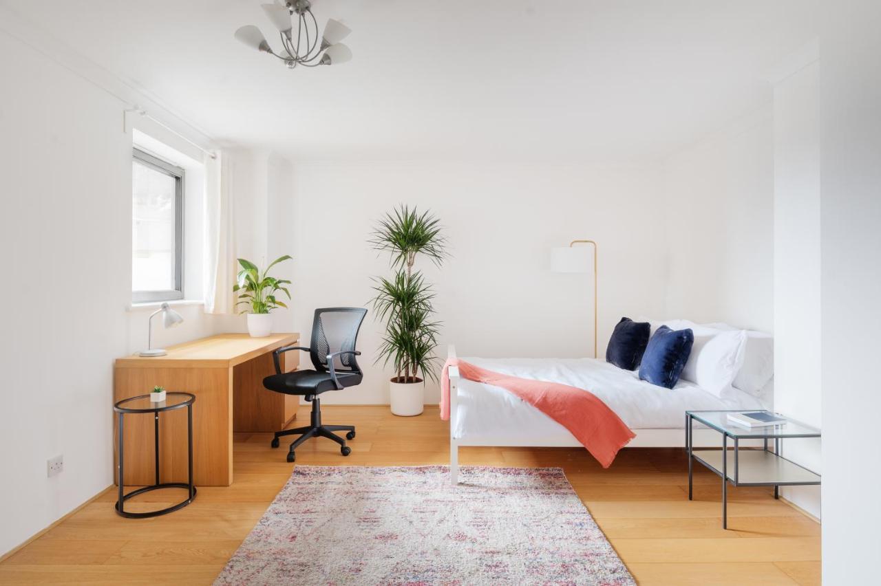 Riverside Two Bedroom In Canary Wharf Lejlighed