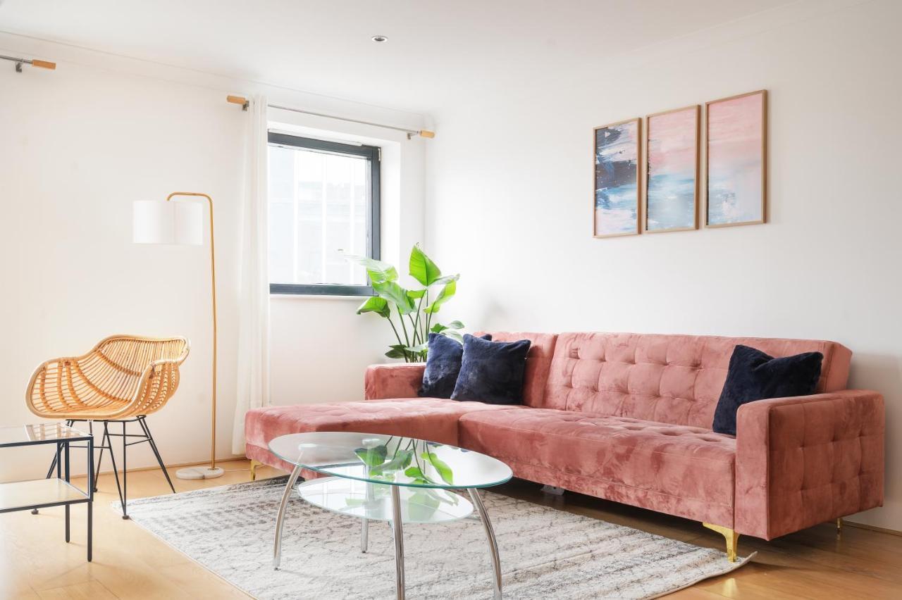 Riverside Two Bedroom In Canary Wharf Appartement