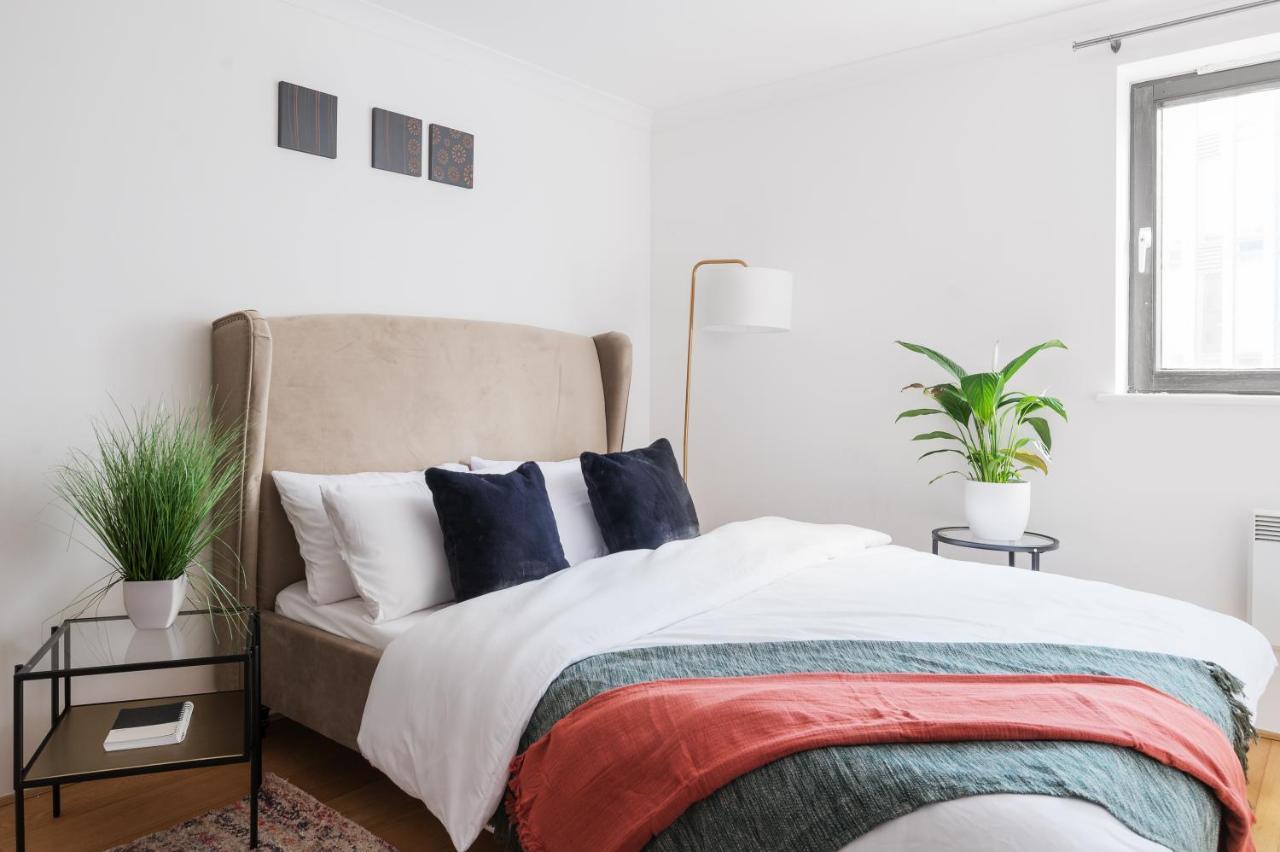Riverside Two Bedroom In Canary Wharf Lejlighed *