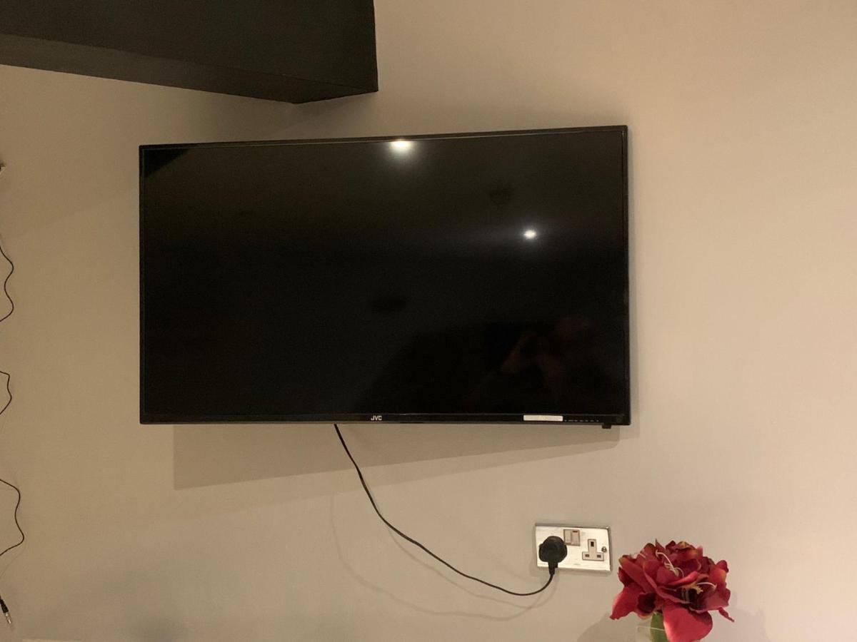 - Entire Lower Ground Floor - Only 7 Mins Walk Kings Cross St Pancras Station Londen