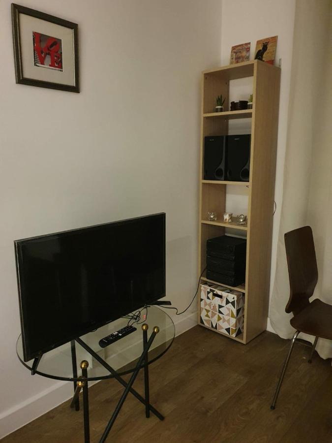 Modern 1 Bedroom Near Canary Wharf With Balcony Londen