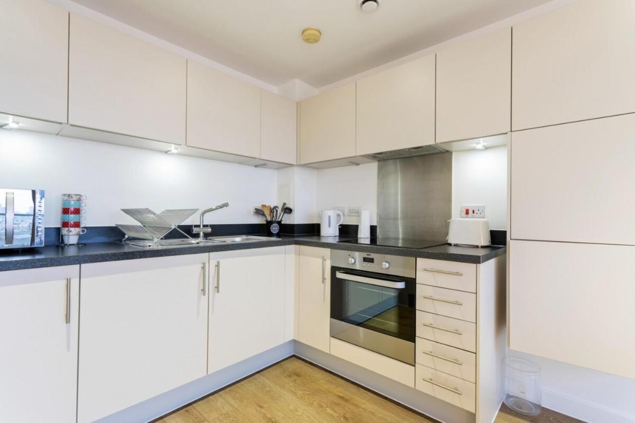 Modern 1 Bedroom Near Canary Wharf With Balcony Londen