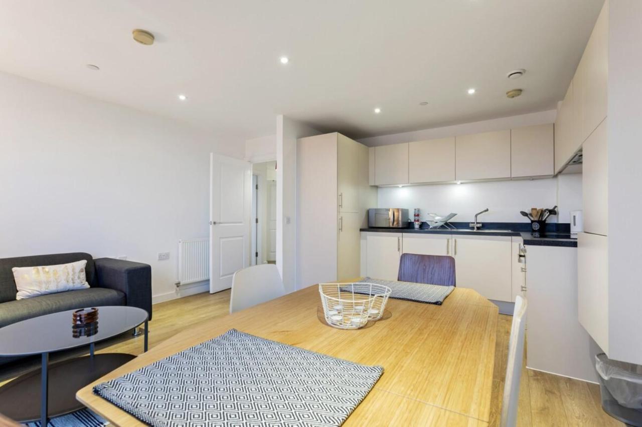 Modern 1 Bedroom Near Canary Wharf With Balcony Londen