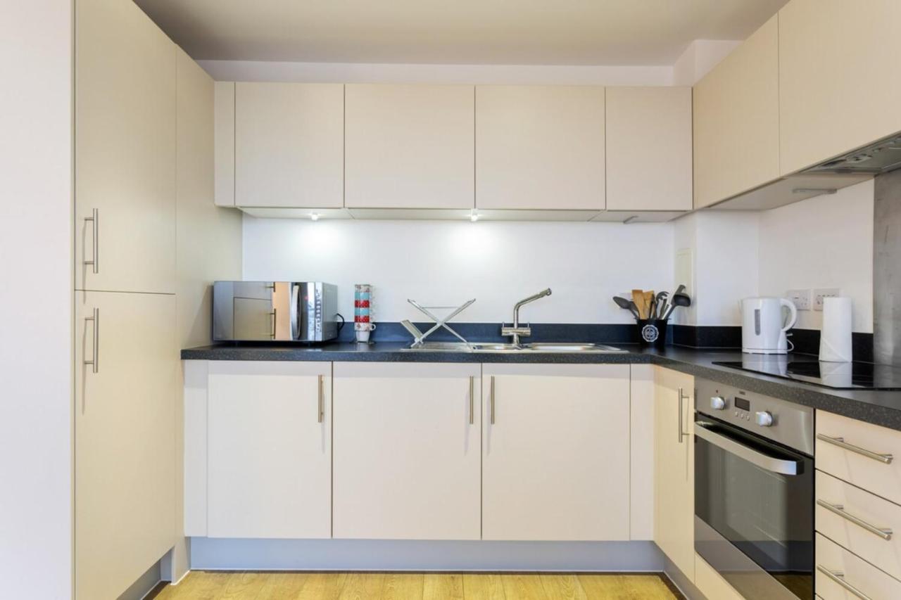 Modern 1 Bedroom Near Canary Wharf With Balcony Londen